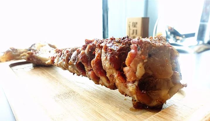 相对于肉质丰美的羊大腿,我更喜欢吃小腿肉.