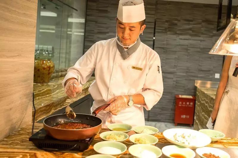 他的精英厨师团队,每个厨师都拥有着丰富的川菜烹饪经验,熟知川菜的
