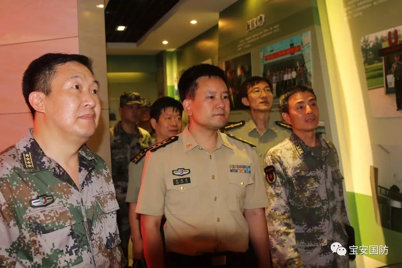 深圳市委常委,深圳警备区政委李建华(左),宝安区人武部政委黄卿扎(右)