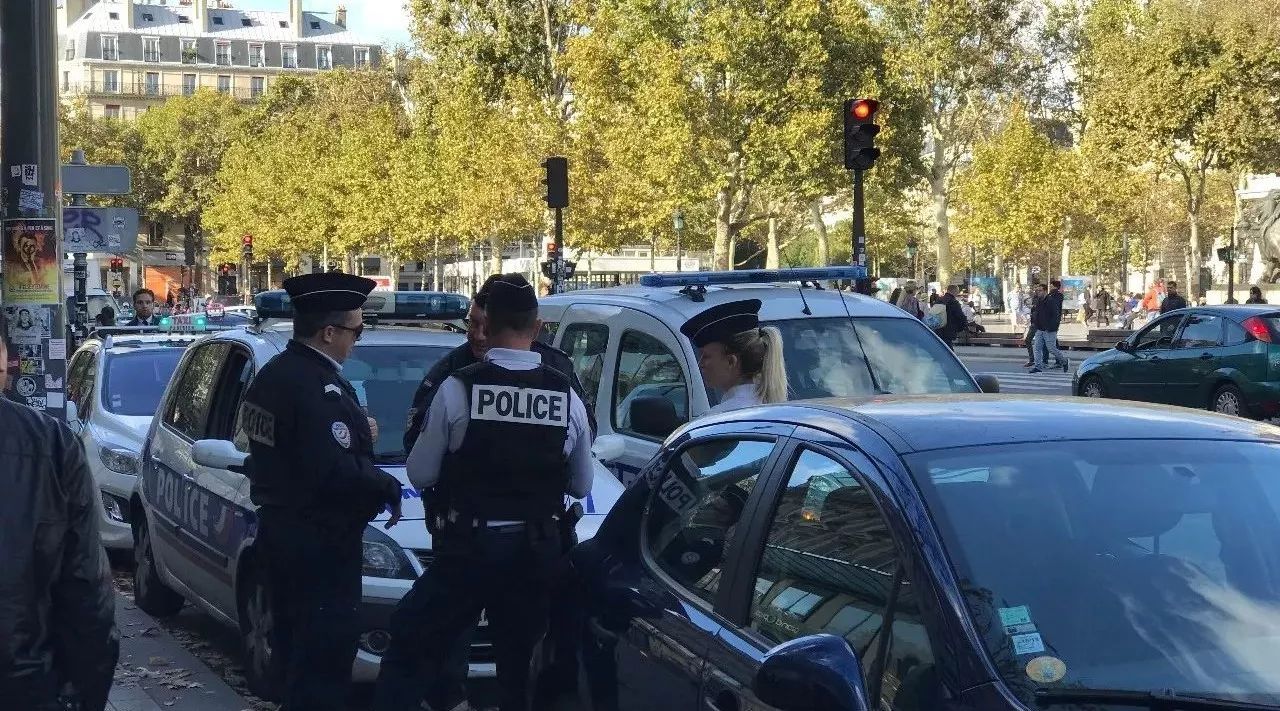 大巴黎近期针对华人暴抢频发:中国游客来法高峰期,驻法使馆再发安全提醒
