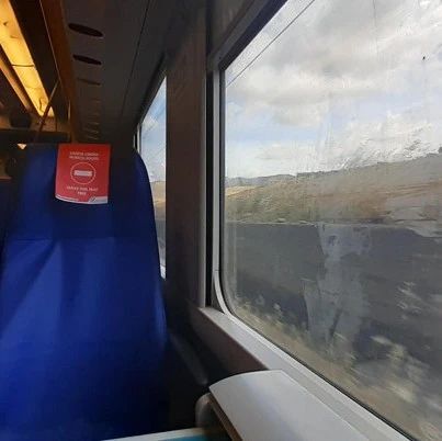 意大利19岁移民女生列车上打喷嚏，竟遭羞辱被要求下车