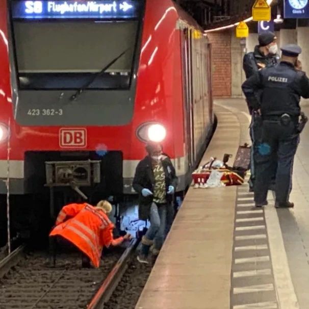 移民男子地铁站推人落轨，被捕后自称“被魔鬼附身”