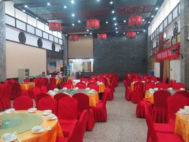 中式型宴会厅,容纳量220人,内设音响,舞台等;适合公司年会,寿宴,酒席