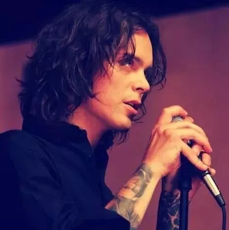 迷醉低沉的翻唱「Summer Wine」Ville Valo