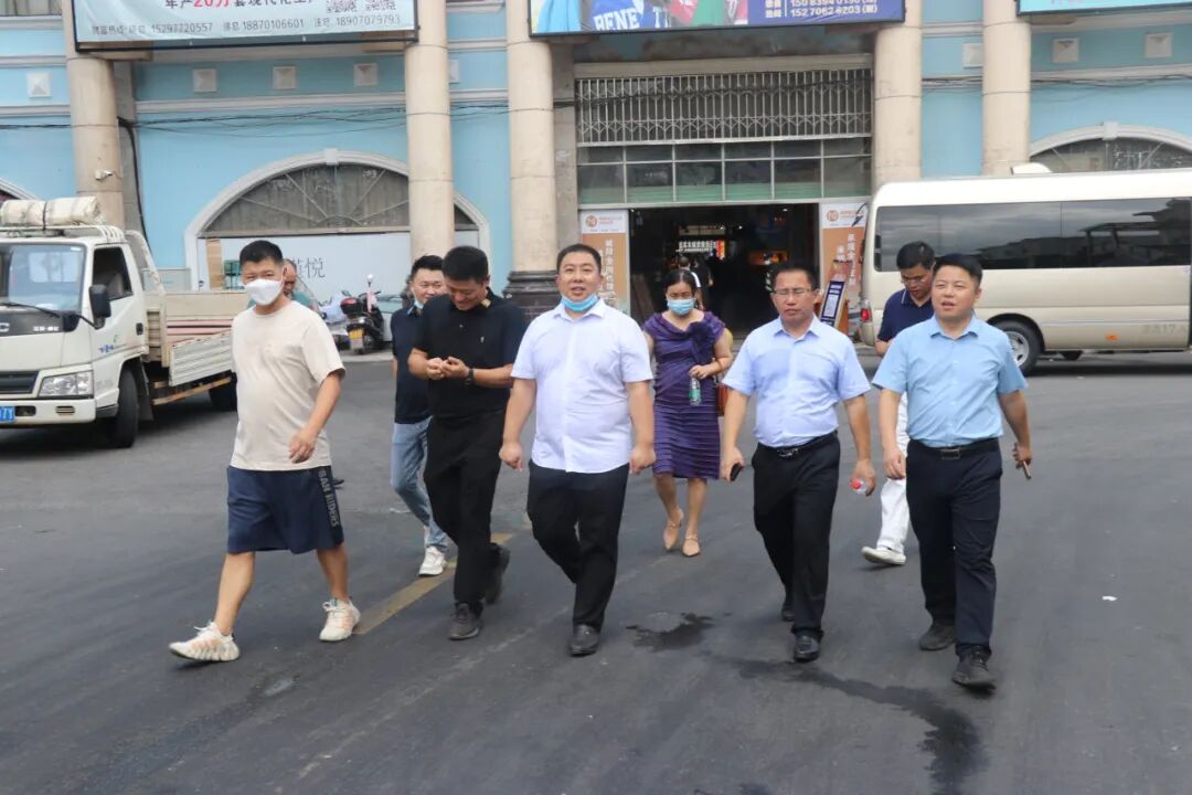 江西南康区家具协会调研组走访家具市场_1