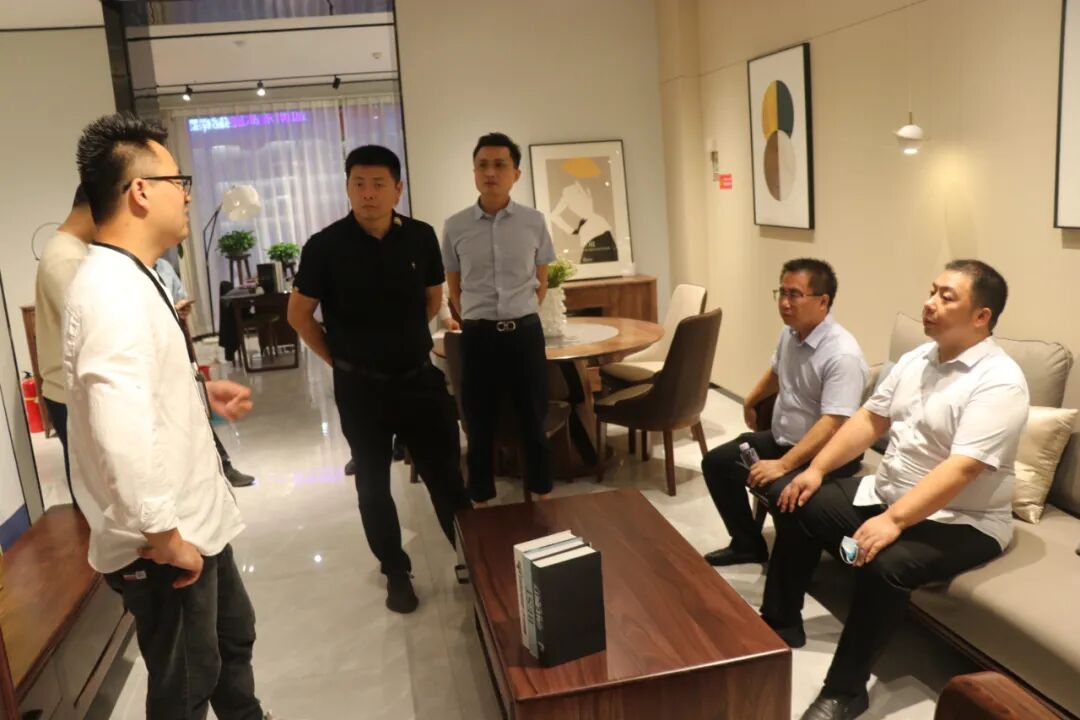 江西南康区家具协会调研组走访家具市场_15