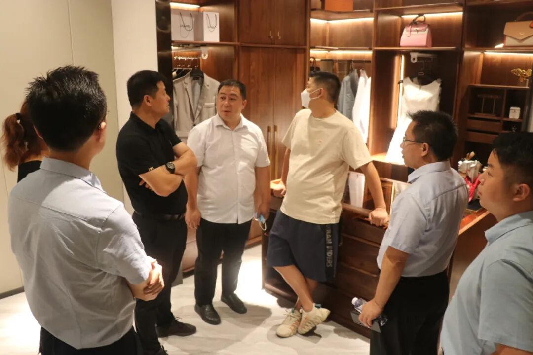 江西南康区家具协会调研组走访家具市场_16