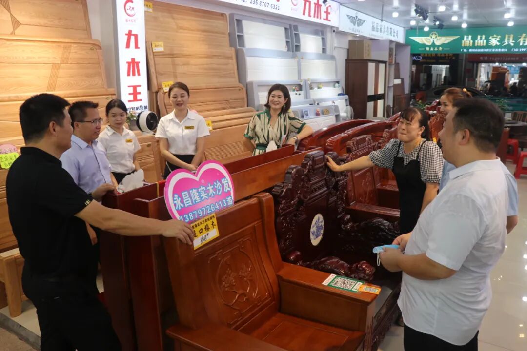 江西南康区家具协会调研组走访家具市场_11