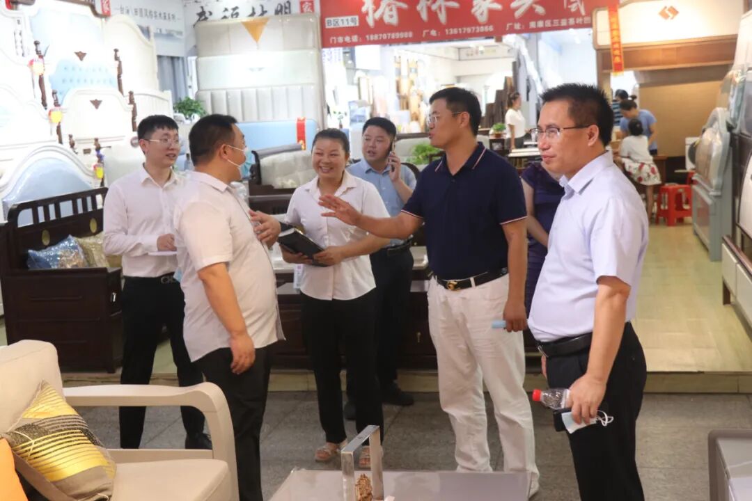 江西南康区家具协会调研组走访家具市场_7