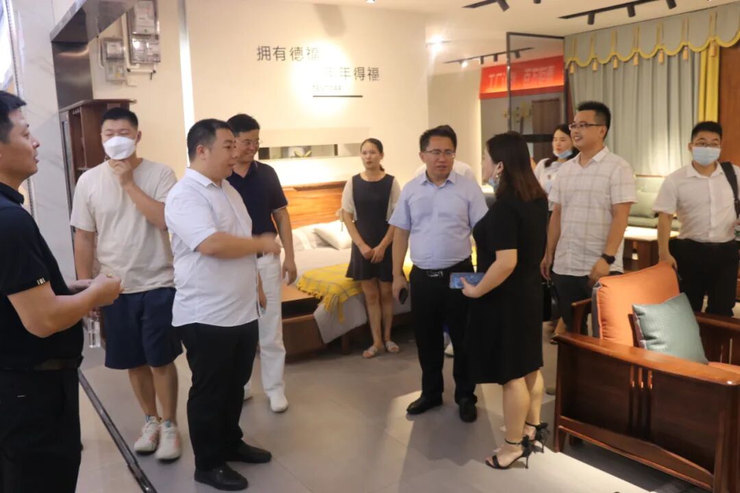 江西南康区家具协会调研组走访家具市场_4