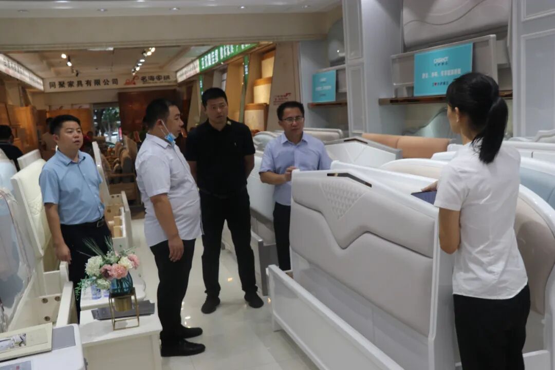 江西南康区家具协会调研组走访家具市场_10