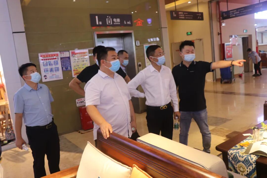 江西南康区家具协会调研组走访家具市场_3