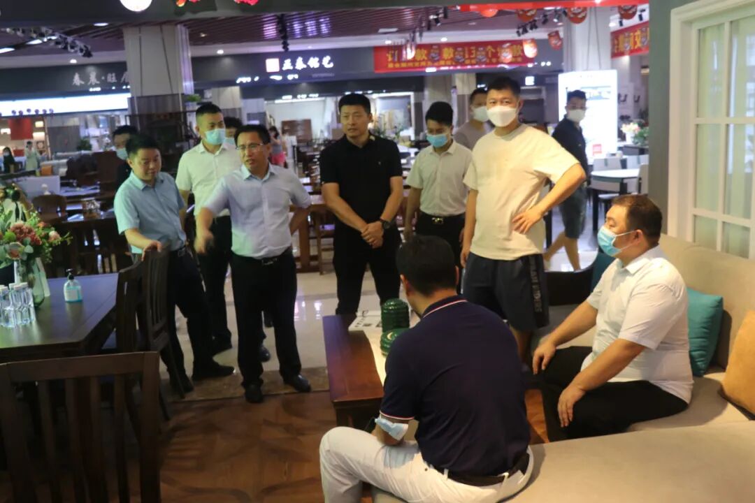 江西南康区家具协会调研组走访家具市场_12