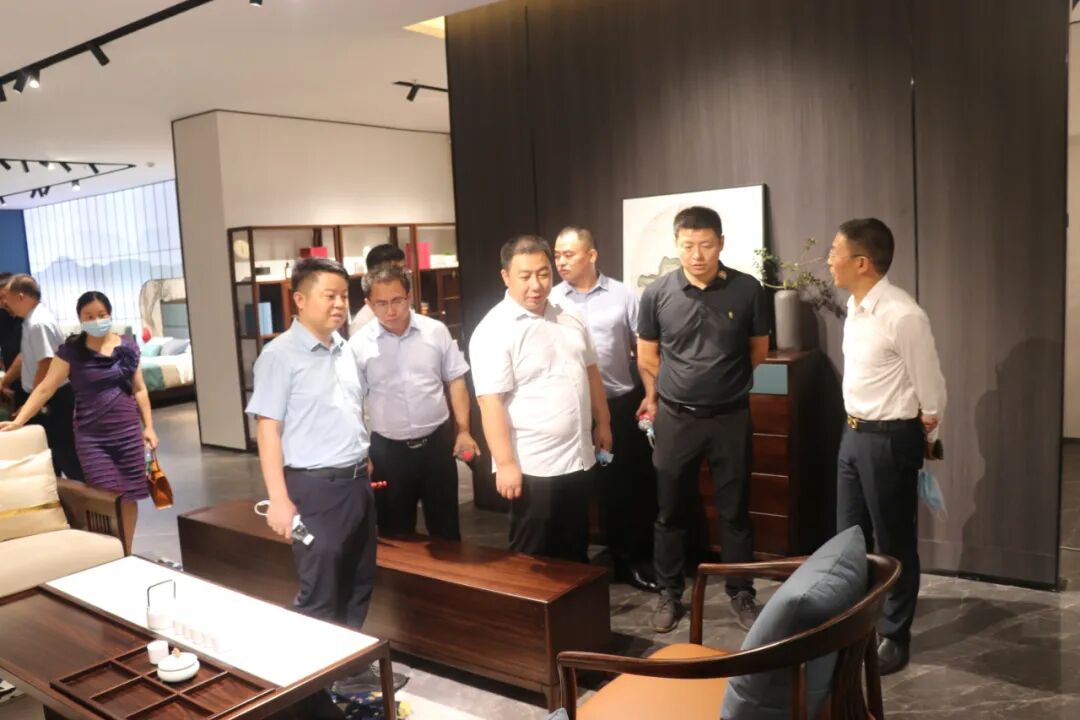 江西南康区家具协会调研组走访家具市场_13