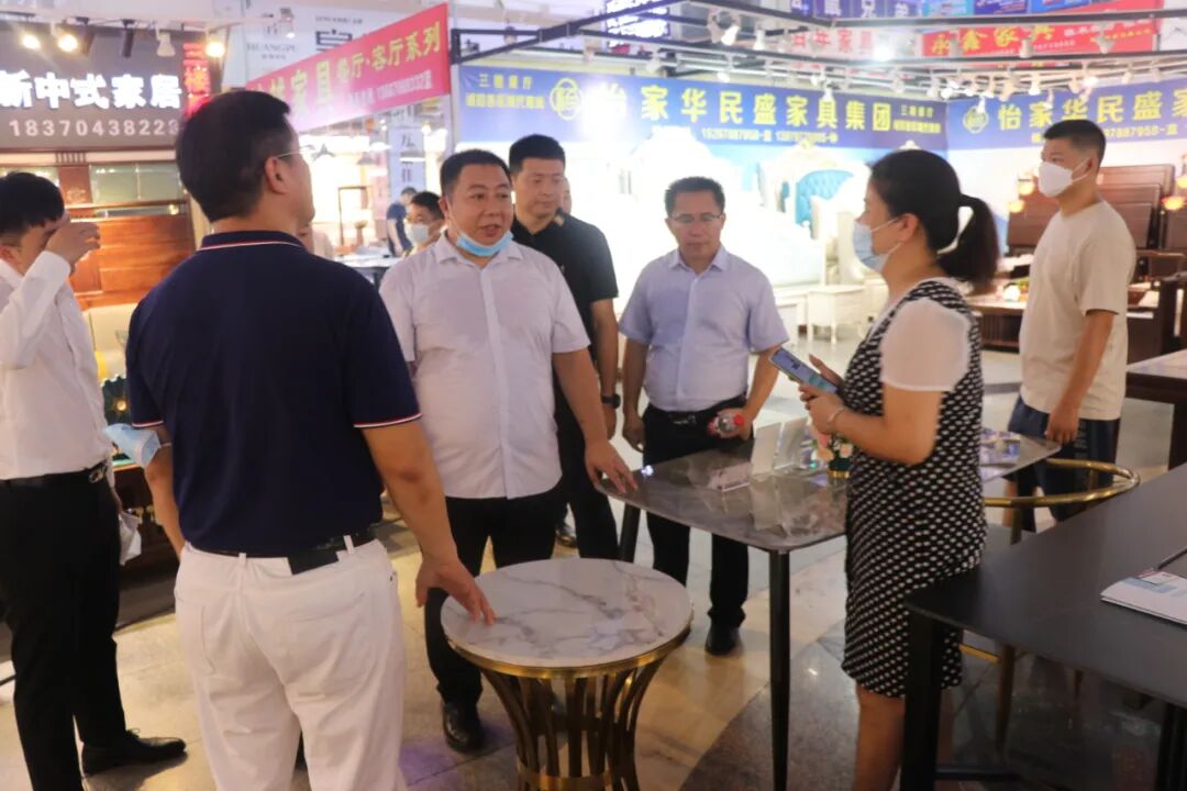 江西南康区家具协会调研组走访家具市场_9
