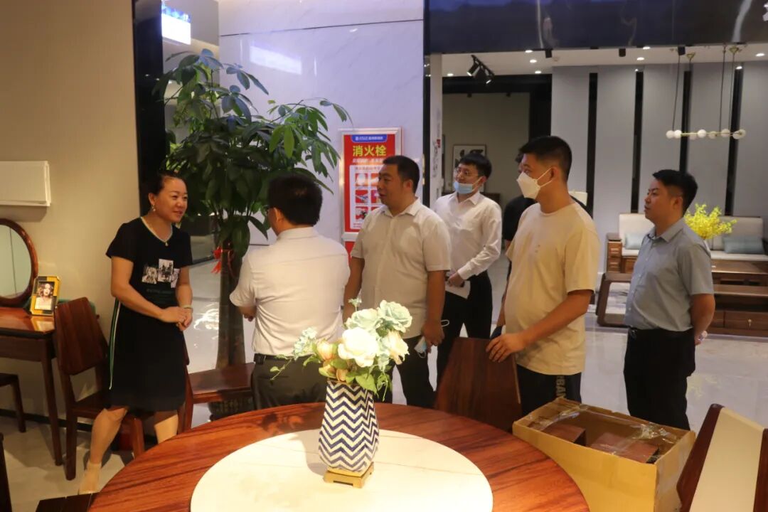 江西南康区家具协会调研组走访家具市场_17