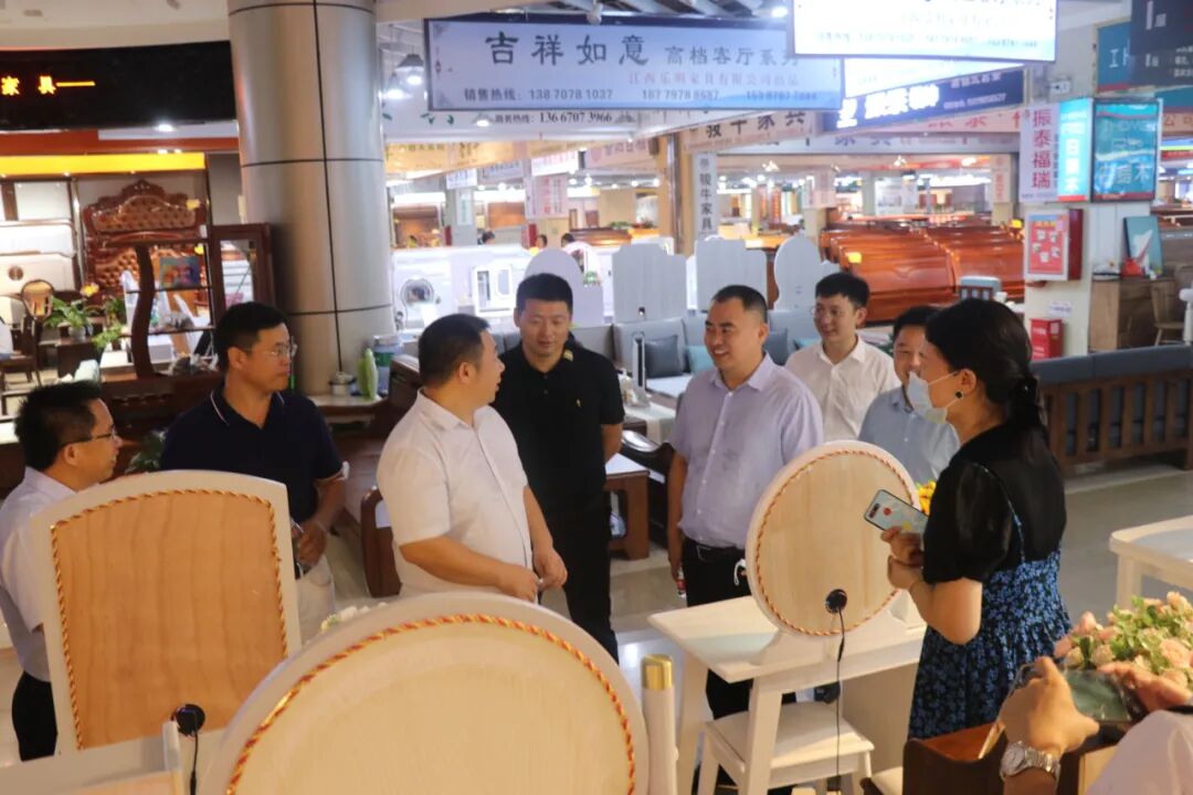 江西南康区家具协会调研组走访家具市场_5