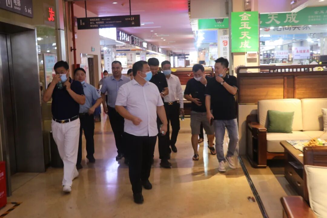江西南康区家具协会调研组走访家具市场_2