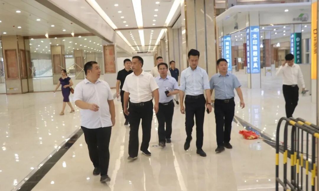 江西南康区家具协会调研组走访家具市场_20