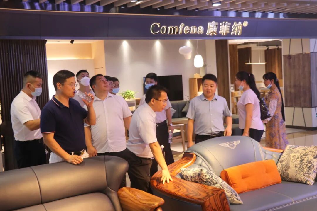 江西南康区家具协会调研组走访家具市场_14