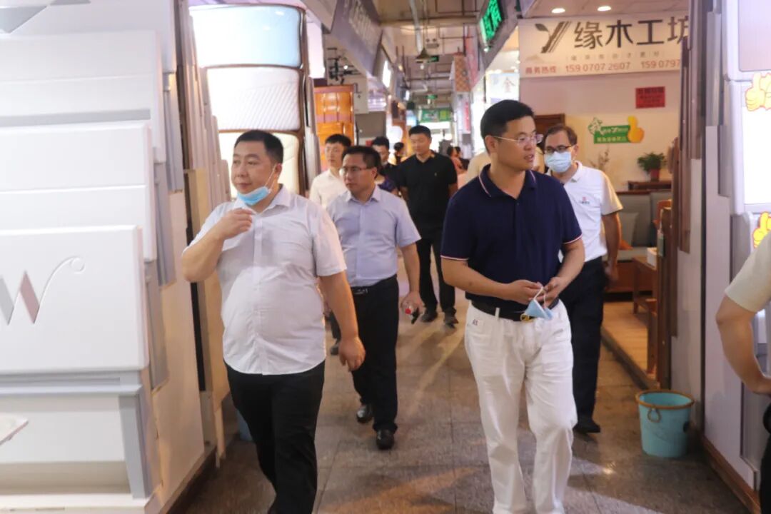 江西南康区家具协会调研组走访家具市场_8