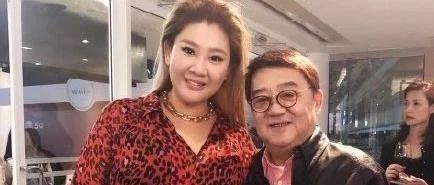 沈殿霞女儿近照!与54岁史可嘟嘴卖萌,脖子上的“链子”抢镜