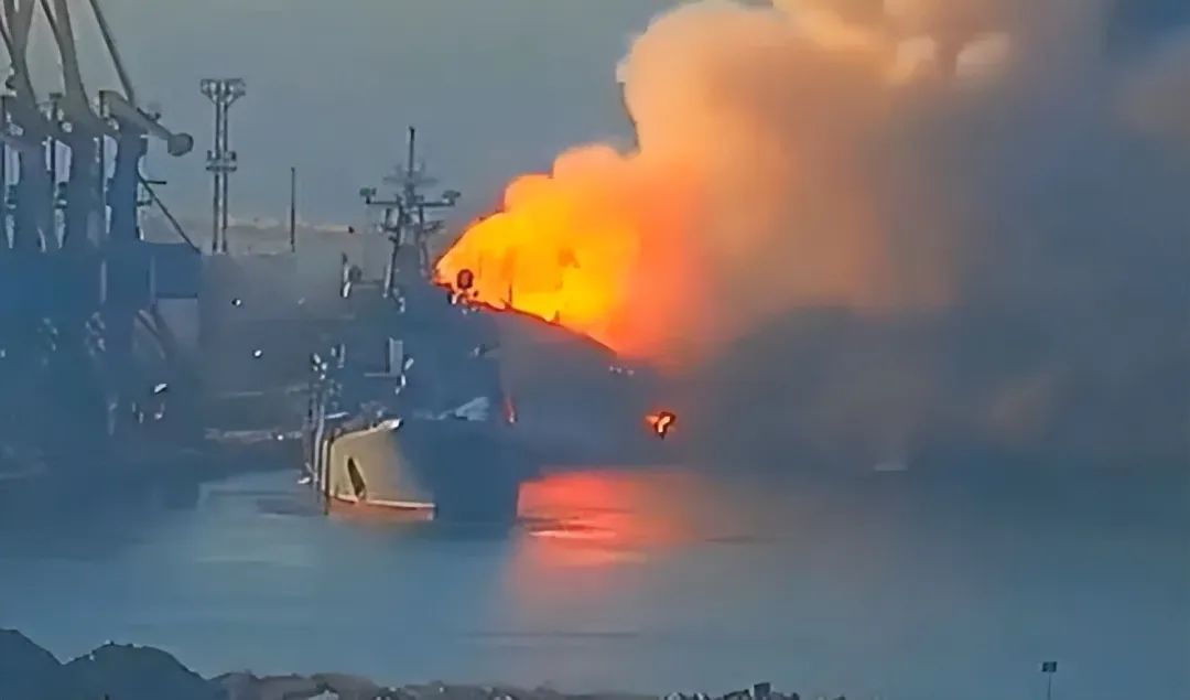 俄黑海舰队旗舰起火沉没，导弹越来越吃香了?舰队司令或已被捕