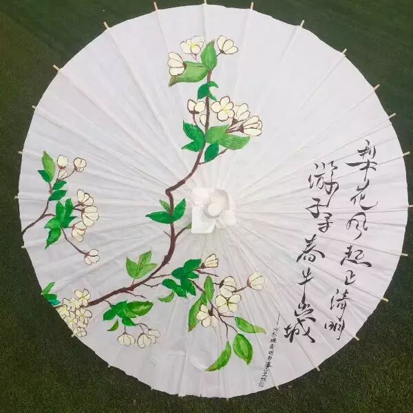 清明烟雨朦胧里撑起一把油纸伞