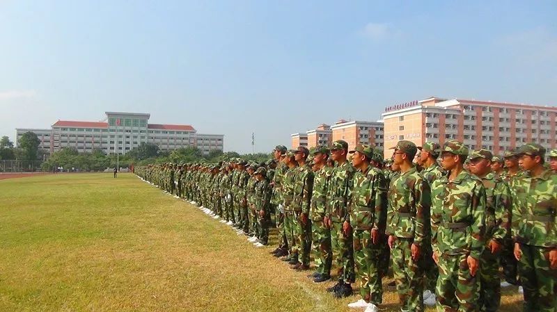 漳州理工学院隆重举行2017级新生军训汇演暨开学典礼