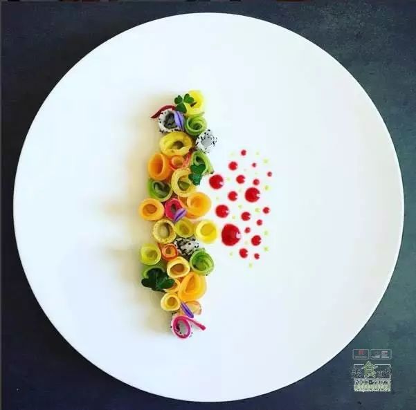 让人还没有尝到美食, 年轻的法国大厨alexis vergnory, 将法餐摆盘的
