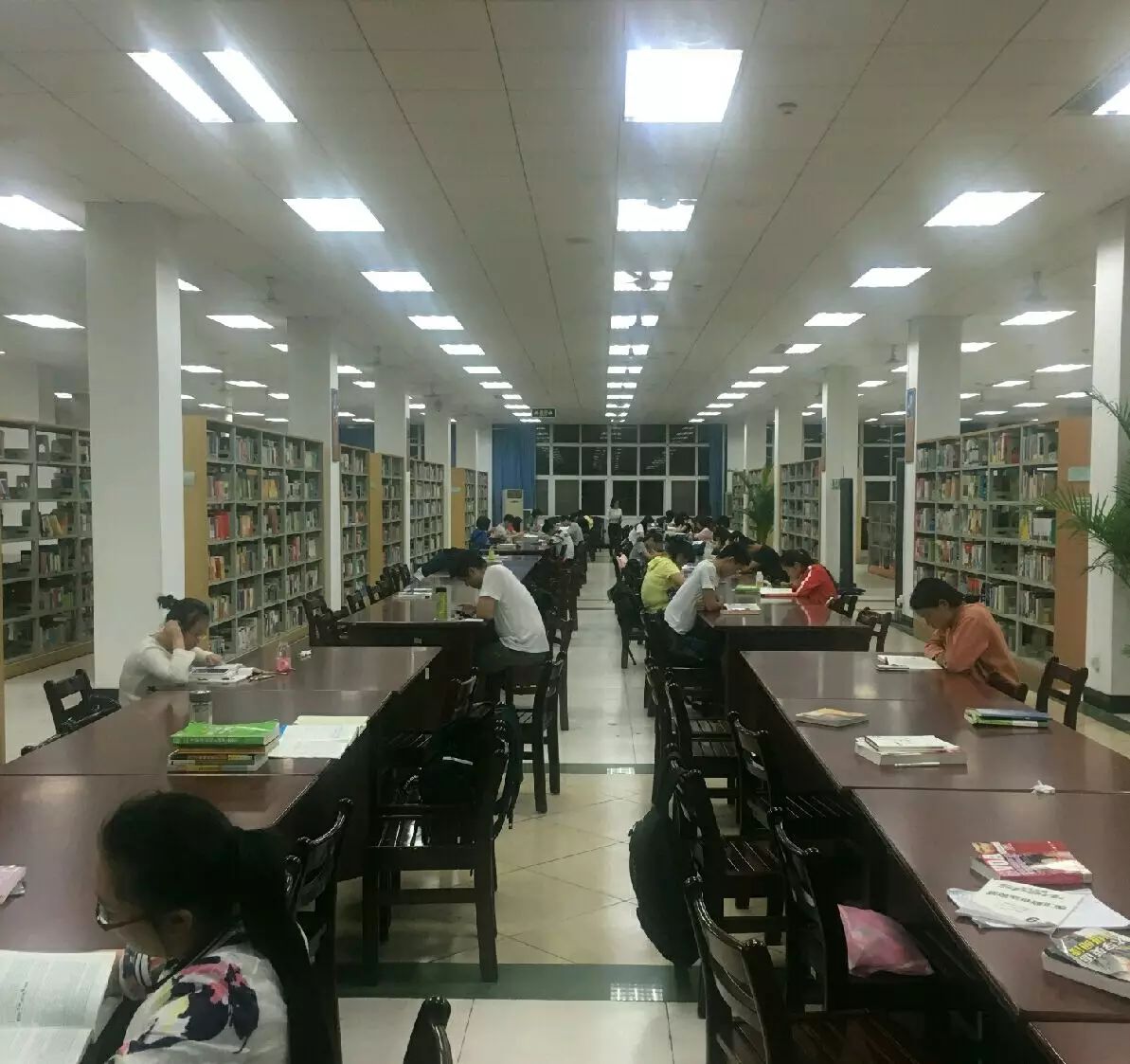 日前,武昌首义学院图书馆给考研学生"定制"了598个实名制座位的消息