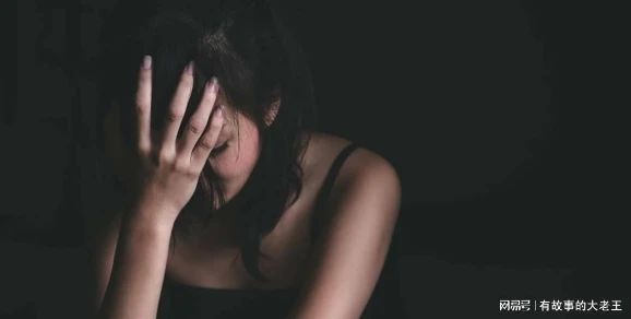 女人耐不住寂寞和前任婚外情,因此入狱六年,出狱后仍死性不改