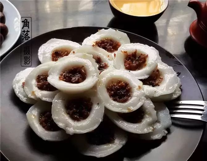 蚝烙台湾地区称为蚵仔煎,也是潮汕地区必吃的名小吃.