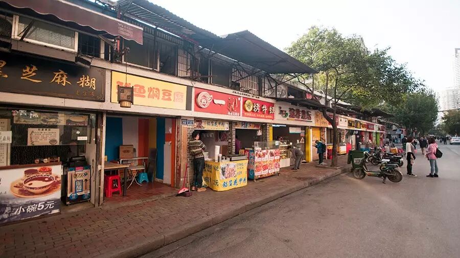 这条留守在前进五路2年的美食街,我们马上又可以从街头吃到巷尾