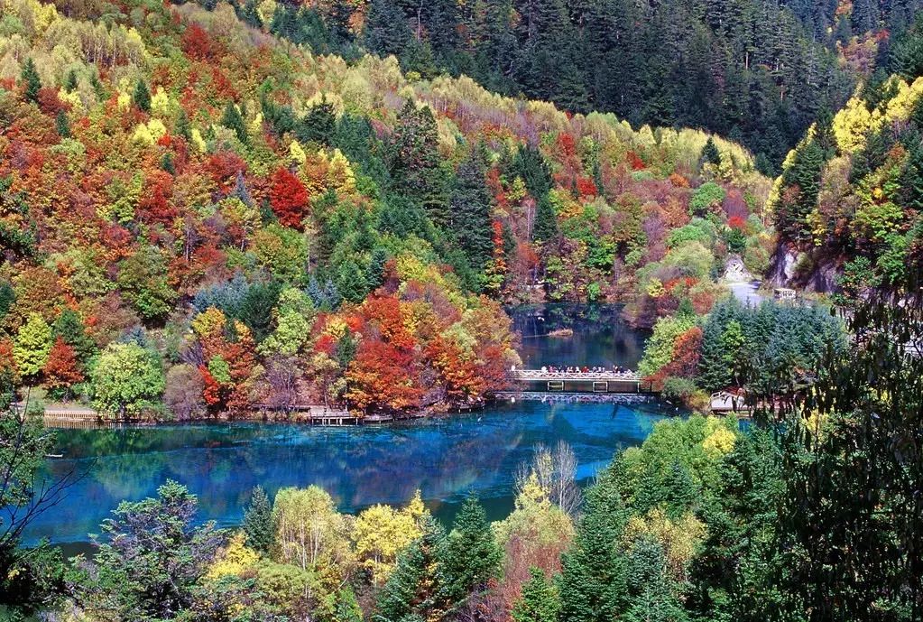 九寨山水六绝各领风骚:翠海,叠瀑,彩林,雪峰,藏情,蓝冰