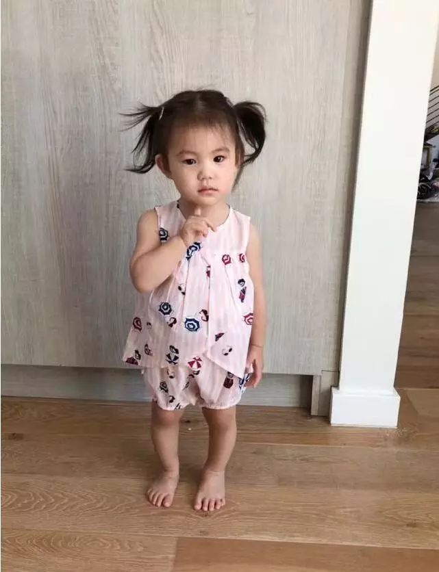 陈冠希和秦舒培忙工作的时候,就会把女儿交给陈冠希的姐姐陈见飞带几天。陈见飞昨天在社交账号上发了几张和Alaia的玩耍照片,想不到好久不见的Alaia居然长这么大了。 小Alaia在姑姑陈见飞的陪伴下,扎了两个羊角辫,穿着小花套装,表情非常的可爱萌宝,大家都说隔着照片都能感觉这个孩子的可爱呢。是大实话了,小脸圆嘟嘟的,小手也肉嘟嘟的,简直不要太萌了。 姑姑陈见飞还陪着Alaia在家玩滑滑车,Alaia坐在车上开来开去,玩得很是开心,陈见飞还特意录制了一个视频发到了网上。虽然Alaia没有和爸爸陈冠希在