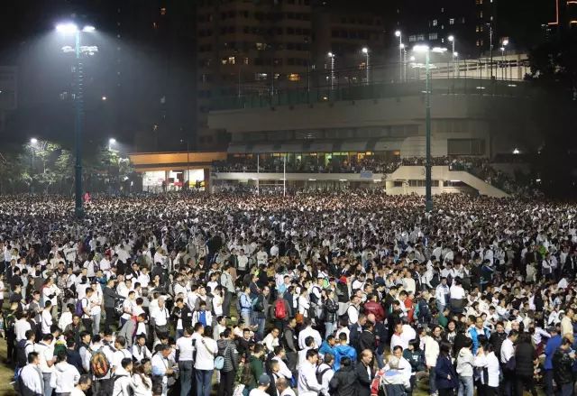3.3万香港警察愤怒了！争公义、还法治，旺角燃起“烛光之海”