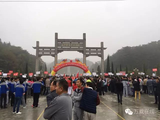 今早万载龙山公园1200多人跑步,为纪念红军长征胜利80周年