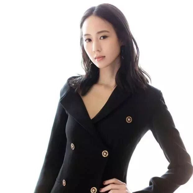 张钧甯穿全黑搭配,裤子像是P上去的,这样的搭配我真不敢尝试!