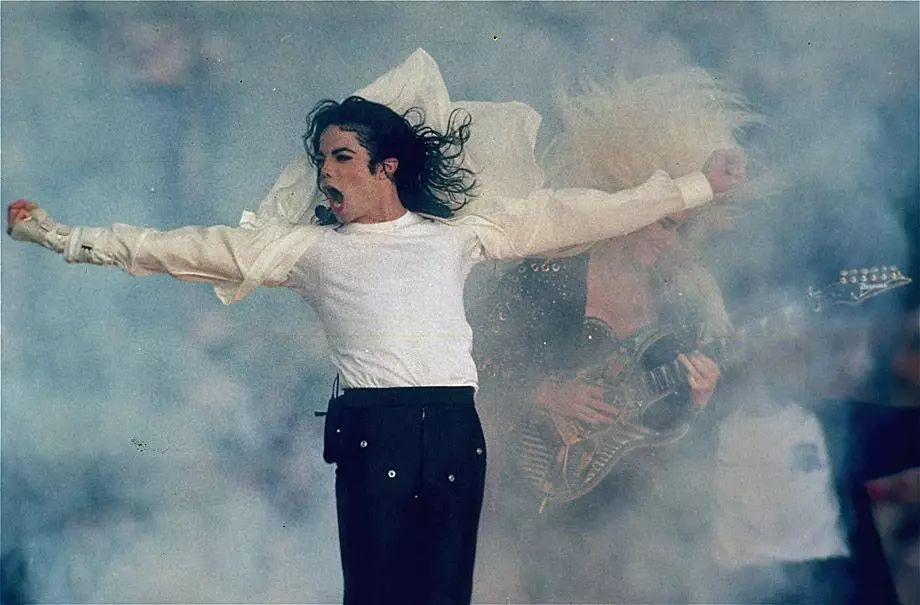 迈克尔·杰克逊去世八年后,再回头看他的太空舞步,依旧震惊!