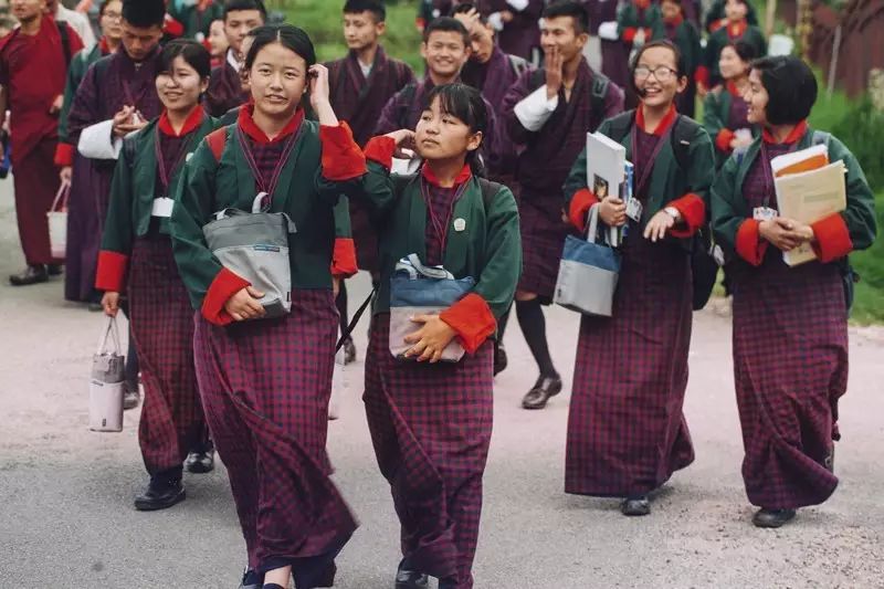 廷布一所中学放学的景象(摄影:蔡小川)