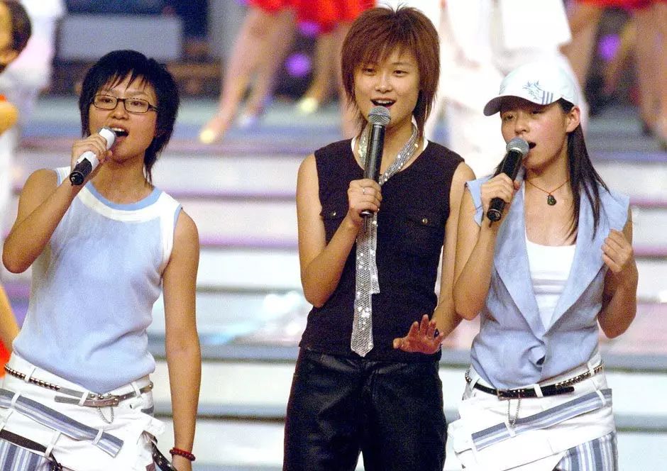 进入"2005超级女声"年度总决选的李宇春(中),周笔畅(左)和张靓颖在