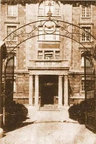 1917年,景山附近落成了一座新的西洋式建筑,这便是新的北大校舍"沙滩