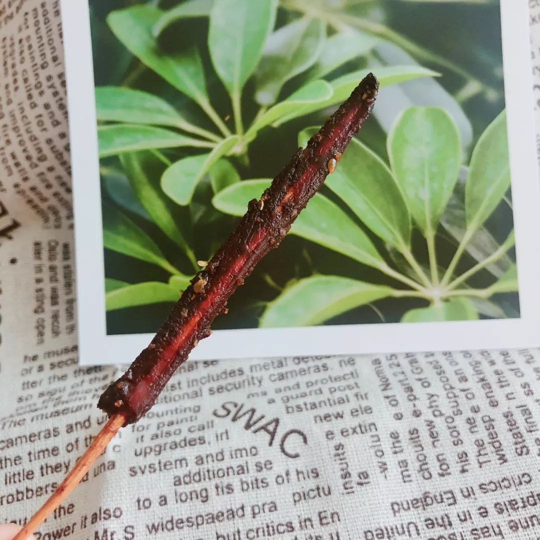 小暑过后不久,紧接着就是大暑了。上次说到小暑还不是十分的热。但是大暑就开始真正的热起来了,知了也到了叫的最响亮的时候了。 大暑,六月中。暑,热也,就热之中分为大小,月初为小,月中为大,今则热气犹大也。其气候特征是:“斗指丙为大暑,斯时天气甚烈于小暑,故名越大暑。大暑节气正值“三伏里”的中伏前后,是一年中最热的时期,气温最高,农作物生长最快,同时很多地方也会出现旱涝风等现象。 大暑是一年中日照最多,气温最高的时期,全国大部分地区干旱少雨,许多地区的气温都在35度以上。