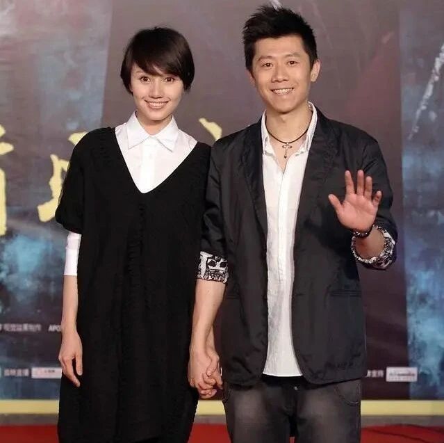 圈里爆料!袁泉和老公牵手亮相,嫌裙子领口低特地穿件白衬衫,却意外惊艳