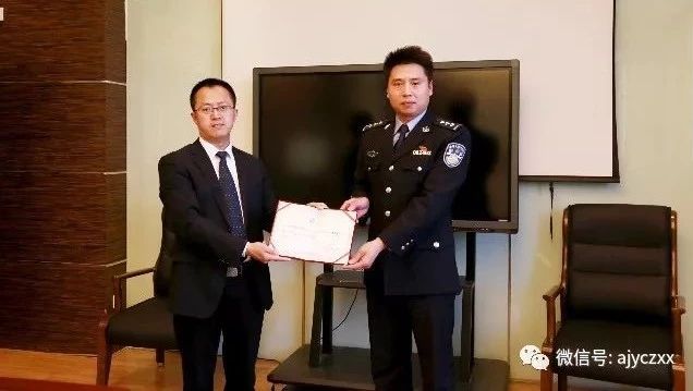 我校聘请安居区公安分局凤凰派出所所长李卓霖为法制副校长