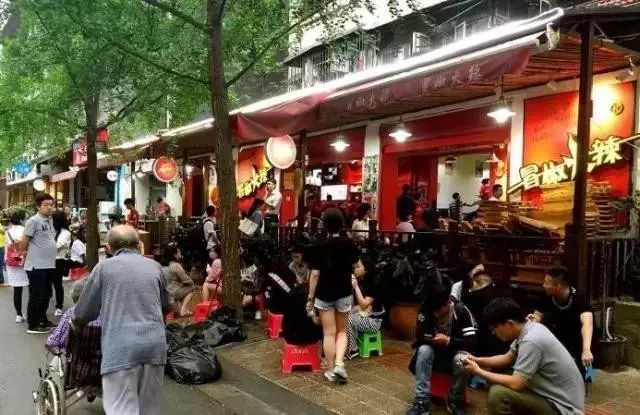 人均8元每天随便吃!火爆成都魁星楼街上的传奇串串店!来太原...