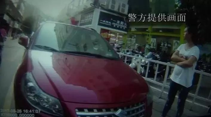 昆明快递小哥刮伤私家车 苦等车主1个半小时… 网友给他32个赞!