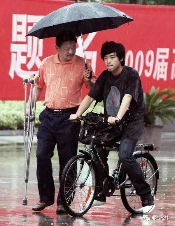 【经纬教育】看哭!镜头里中学生和他们的陪读父母!肯定有你的...