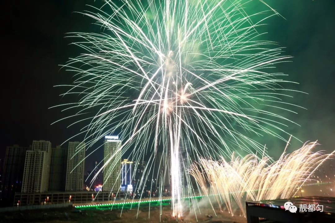 听烟花响彻云霄,带来美好的祝愿 这是都匀市元宵佳节的大型焰火晚会